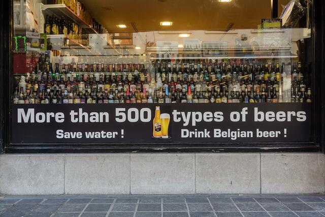 Spart Wasser!  Trinkt belgisches Bier!  heißt es im Schaufenster dieses Geschäftes. 500 Sorten Bier in nur einem Laden sind schon mal nicht schlecht  :-)