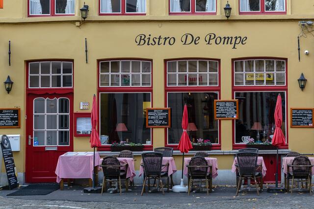 Ein typisches kleines Bistro; im Schatten war es dann aber doch zu kalt zum draußensitzen