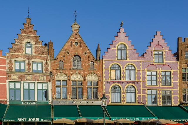 Typische Fassaden am zentralen Marktplatz