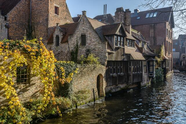 Schnuckelige Häuser und Fassaden an einer Gracht