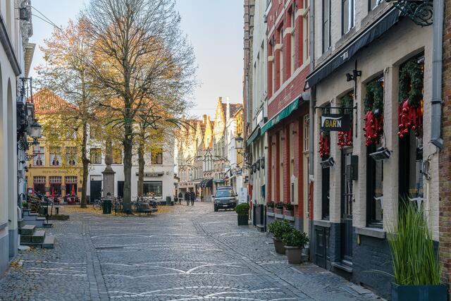 Eine der Gassen in der Altstadt mit Restaurants und Geschäften