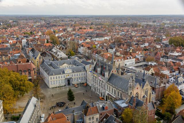 Blick vom Belfort auf Brügge, hier mit dem Rathausvorplatz im Vordergrund