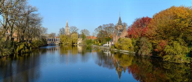 Panorama am "Minnewater"; hier war früher die Anlegestelle der Wasserverbindung nach Gent.