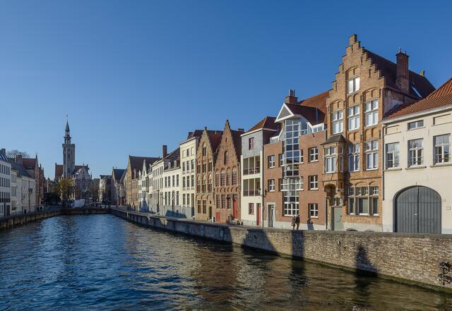 Eine weitere Gracht; der Turm hinten gehört nicht zu einer Kirche, sondern zum Haus eines früheren Kaufmanns, der diesen Turm zur Schaustellung seines Reichtums baute.