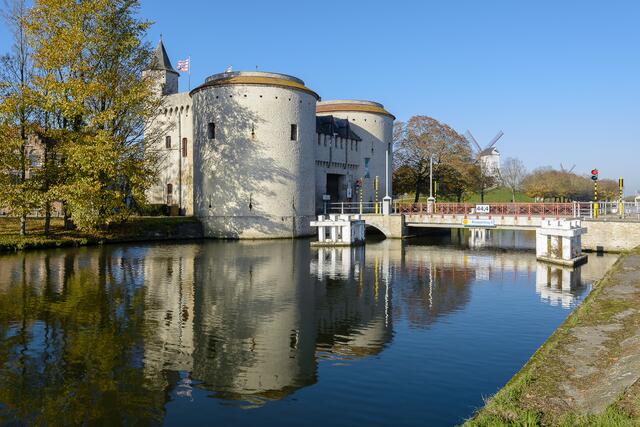 Große Stadttore und Windmühlen auf einem Wall prägten früher die Außenansicht von Brügge. Der Wall und die Windmühlen sind nur noch teilweise erhalten.