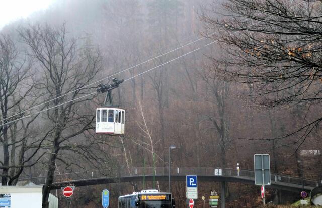 dicht über der Straße schwebt die Gondel zur Bergstation
