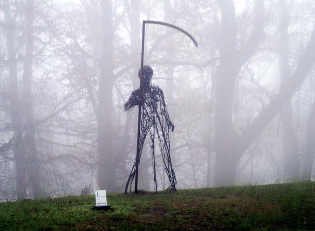 zu dieser Sensenmann Skulptur am Kaiserweg passt der Nebel wunderbar