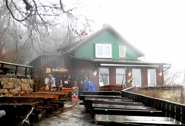Waldgaststätte Rabenklippe im Nebel