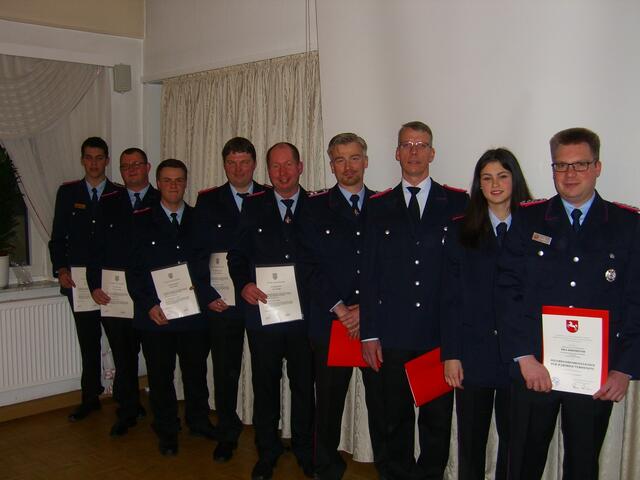 v.l.n.r.: Robin Jänsch (Oberfeuerwehrmann), Kevin Doering (Oberfeuerwehrmann), Daniel diDio (Hauptfeuerwehrmann), Henrik Schiefer (1. Hauptfeuerwehrmann), Jörn Lampe (Hauptlöschmeister), Mike Schlimme (25 Jahre), Carsten Kleuker (25 Jahre), Ronja Jänsch (aus der Jugendfeuerwehr in den aktiven Dienst übernommen) und Nils Kreimeyer (25 Jahre)