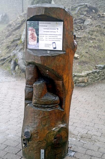 durch verschiedene Schuhe wird der Schwierigkeitsgrad der Wanderstrecke angezeigt