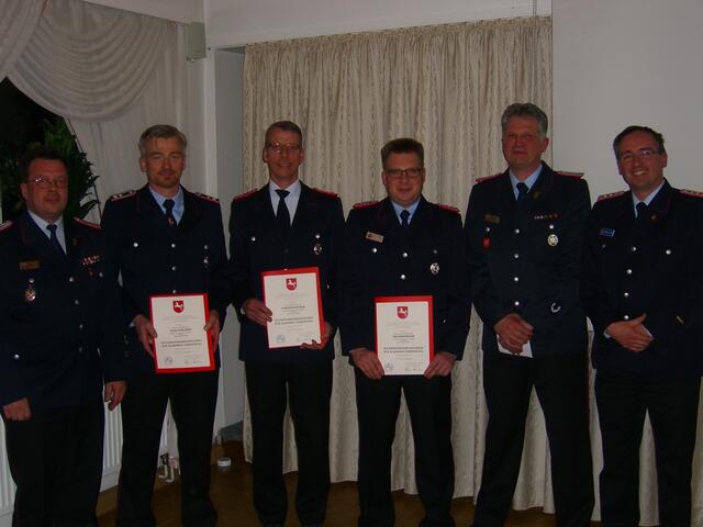 v.l.n.r.: Stellvertretender Stadtbrandmeister Jens Beier, Mike Schlimme, Carsten Kleuker, Nils Kreimeyer (jeweils für 25jährige Tätigkeit im Feuerlöschwesen geehrt), Ortsbrandmeister Oliver Jänsch, Stellvertretender Brandabschnittsleiter Benjamin Moß