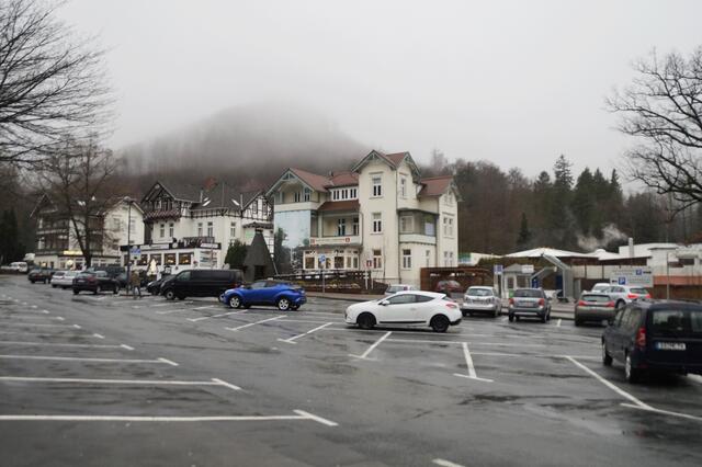Parkplatz in bei Regen und Nebel