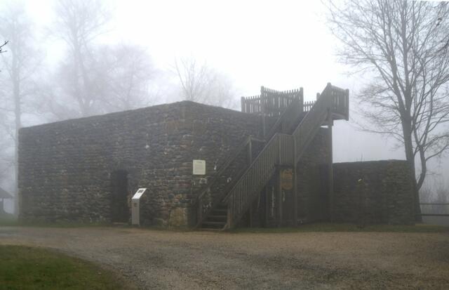 der Burgturm im Nebel