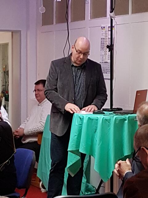 Der 1. Vorsitzende des Vereins - Jan Hülsmann - begrüßt alle Anwesenden herzlich und mit stolz in den vereinseigenen Räumen.
