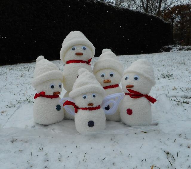Die (fast) komplette Familie von links gesehen: meine Jüngste mit der Bommelmütze, daneben der Papa, daneben meine Älteste mit Bommelmütze, daneben ich und im Vordergrund (mit den Flügelchen) unser mittlerstes Töchterchen.