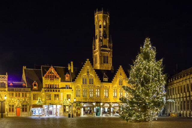 Auf dem Rathausplatz mit Blick auf den Belfort