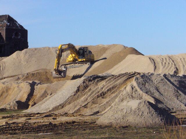 Dafür türmen sich dort jetzt riesige Sandberge auf.