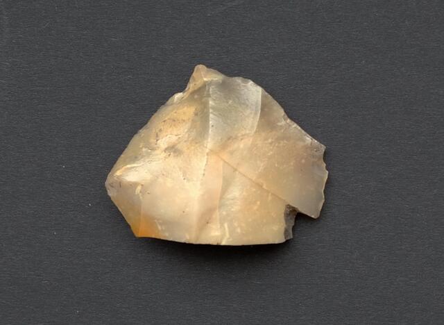Haben diesen bearbeiteten Feuerstein in der Frühzeit Jäger und Sammler verloren? Den scharfkanigen Minilithen habe ich beim tieferen Graben bei der Gartenarbeit (Hirschangersiedlung) gefunden. 4,5 x 3,5 cm groß, könnte er als Pfeilspitze oder zum Herstellen von Harpunen gedient haben. | Foto: Christel Wolter