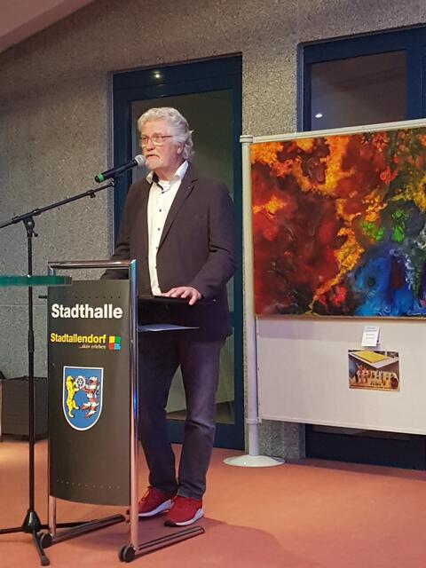 Hans Joachim Dorn gab eine Einführung in die Maltechnik seiner Arbeiten | Foto: Hans Joachim Dorn