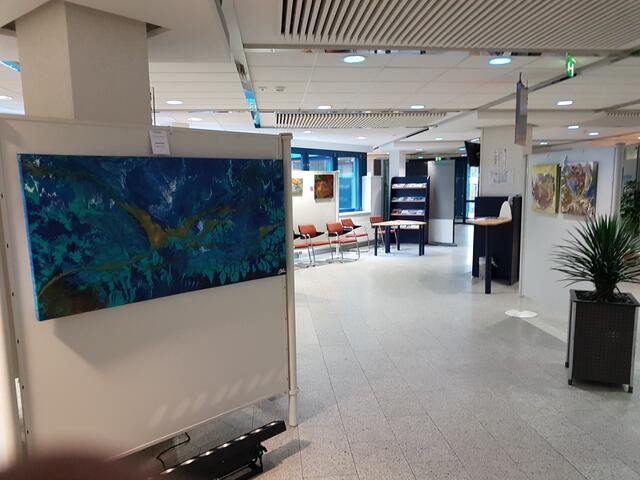 Im Foyer des Stadtallendorfer Rathauses, Bahnhofstrasse 1 kann man während der Öffnungszeiten die Ausstellung besichtigen | Foto: Hans Joachim Dorn