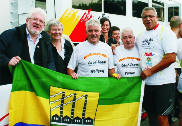 Jimmy Hartwig (re.) und Gerd Andres (li.) beglückwünschen die Misburger Marathonläufer.