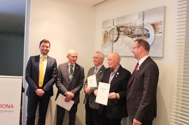 Im Auftrag des Chorverbands Bayrisch-Schwaben übergab (von links) der Präsident des Augsburger Sängerkreises Christian Toth Urkunde und Ehrenabzeichen in Silber-Gold an Georg Kling und Franz Klocker für 40 Jahre aktives Singen. Horst Emich erhielt zur Urkunde das Ehrenabzeichen in Gold; er singt seit 50 Jahren im Chor. Rechts im Bild: Vositzender Christian Scharrer. | Foto: Peter Henkel
