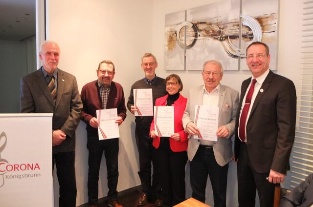 Sängervorstand Guido Fürst (ganz links) und Vorsitzender Christian Scharrer (rechts) ehrten (von links) Georg Voglrider, Hermann Schmid, Susanne Kratzer und Walter Dittrich für 10 Jahre Mitgliedschaft im Verein mit einer Urkunde . | Foto: Peter Henkel