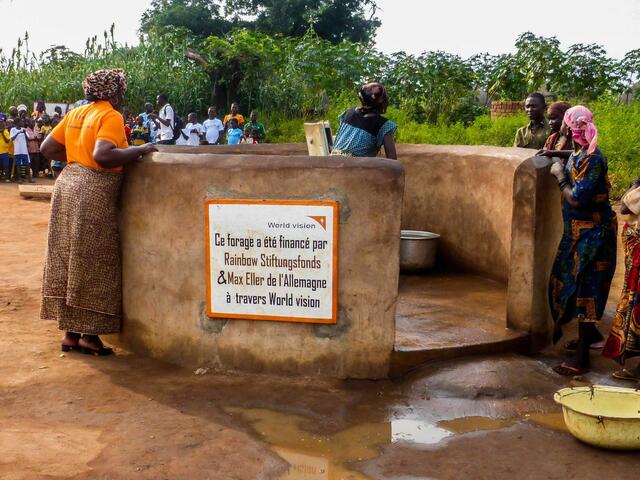 der große Tag - der Brunnen wird den Bewohnern übergeben