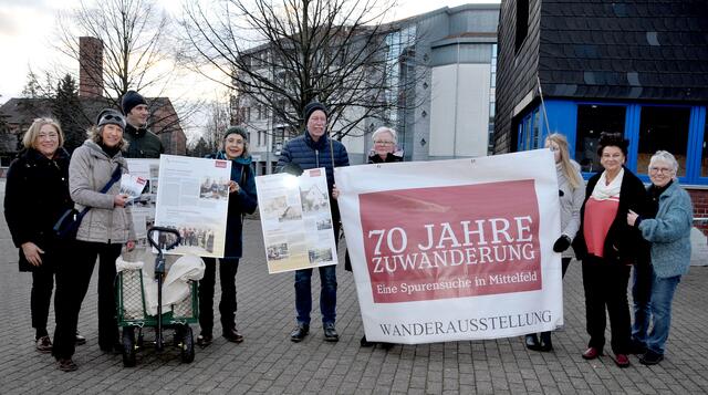 Die Ausstellung zog mit den Bollerwagen durch Mittelfeld zum Nachbarschaftstreff