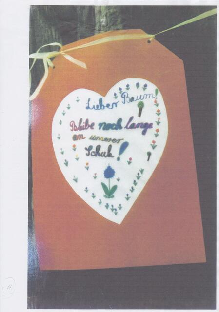 Herz am 8. Mai 1985 am Birnbaum vor der Schule an der Oslebshauser Heerstraße 115 in Bremen (s. auch GOOGLE: "Bremen 8. Mai 1985")