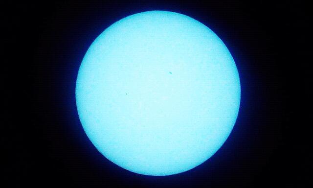 Kann z. B. Methan, Stickstoff oder Sauerstoff nachgewiesen werden, muss es dort Leben geben. (Links der Sonnenmitte ist als kleiner Punkt der Merkur erkennbar. 58 Millionen Kilometer ist er von der Sonne entfernt.)