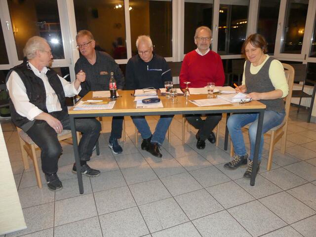 Vorstand mit dem Notar Michael Rubart (2. von rechts)