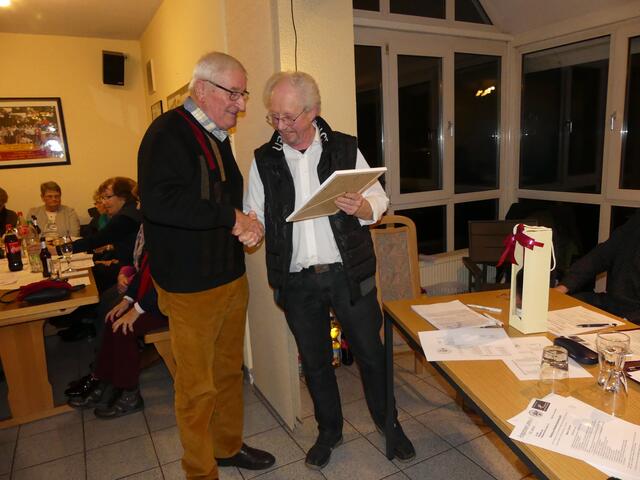 Ehrung von Manfred Tasche (50 Jahre PSV) durch den 2.Vorsitzenden Reiner Hilpert