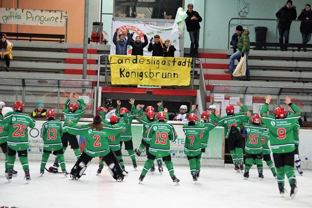 Jubel bei der Mannschaft und ihren Ultra-Fans