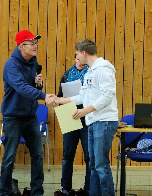 Matthias Pfab bekommt seine Trainerurkunde von Lutz Meier-Staude