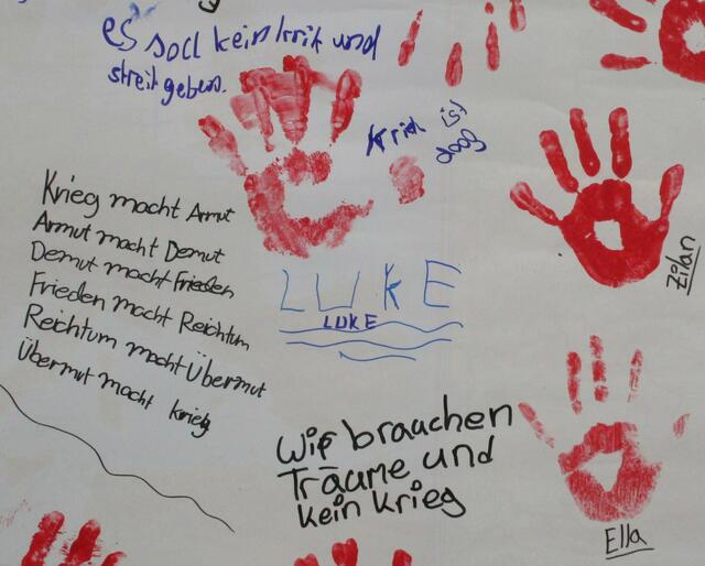 Rote Hand Plakat in Neusäß am 12.2.2019