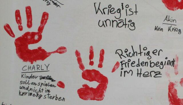 Rote Hand Plakat in Neusäß am 12.2.2019