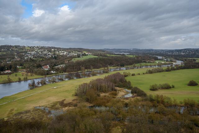 Blick vom Burgturm über das Ruhrtal. Hinten erkennt man die Kemnader Brücke, Ausgangs- und Endpunkt unseres Spazierganges