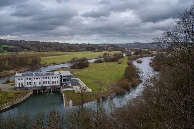 Hier fällt der Blick auf die Wehr- und Schleusenanlage Blankenstein