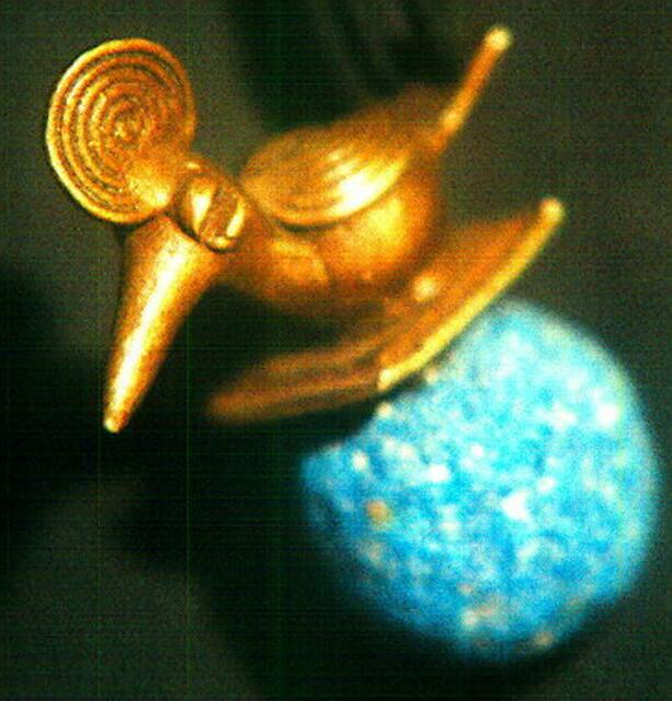 Kleines Vögelchen ( ein Wiedehopf?) aus Gelbguss der Gurunsi in Burkina Faso mit Kugel aus Azurit