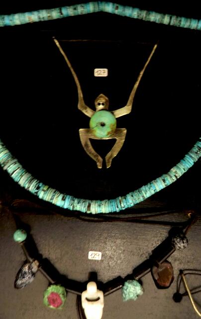 "Am Trapez" modifizierter Silberlöffel mit Chrysoprasscheibe (mistöhr), Türkiskette (Navajo) und Edelsteinkette aus Rubin-zoisit, Türkis, Achatschnecke, Wassermelonenturmalin (mistöhr)