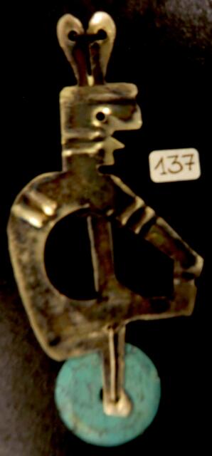 " Dornausziehender Indianer auf dem Fahrrad" Silber und türkis (mistöhr). Die Verwendung von 800-er Silber (statt 925 Sterlingsilber) führt  zu gewollt farbigen Oxidationsspuren.