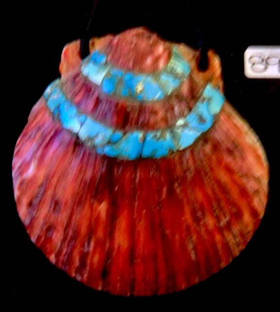 roter Muschelschmuck mit eingelegtem Türkis aus der Frühzeit der Pueblo-indianer in Arizona