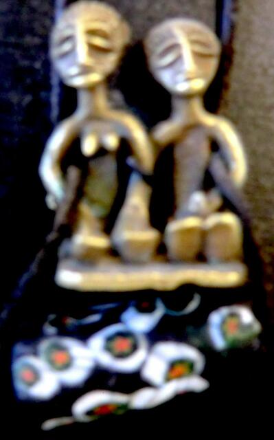 Figurenpaar aus Ghana mit Millefioriperle