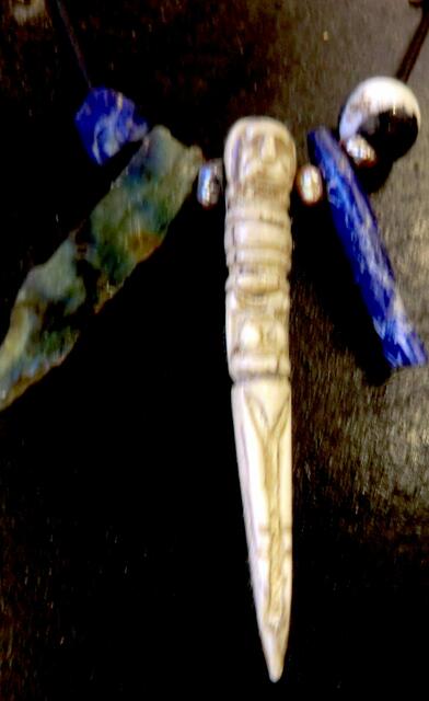 Lapislazuli, Labradorit, Zahnbein und Perlen aus dem Kongo