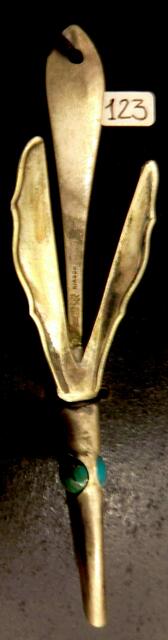 "im Sturzflug" modifizierter Silberlöffel und Türkis (mistöhr). Die Verwendung von 800-er Silber (statt 925 Sterlingsilber) führt  zu gewollt farbigen Oxidationsspuren.