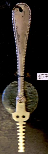 "Sägefisch" aus silbernemTeelöffel mit Serpentinitscheibe. mistöhr