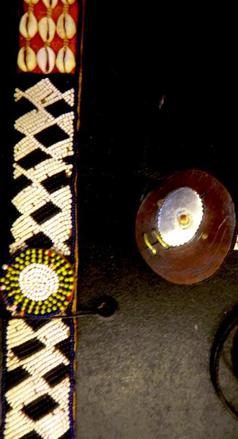 Perlenhalsband  der Bakongo und 3Metall-amulett (Gold-Silber-Kupfer) auf Lebensbaumholz von den Tuareg