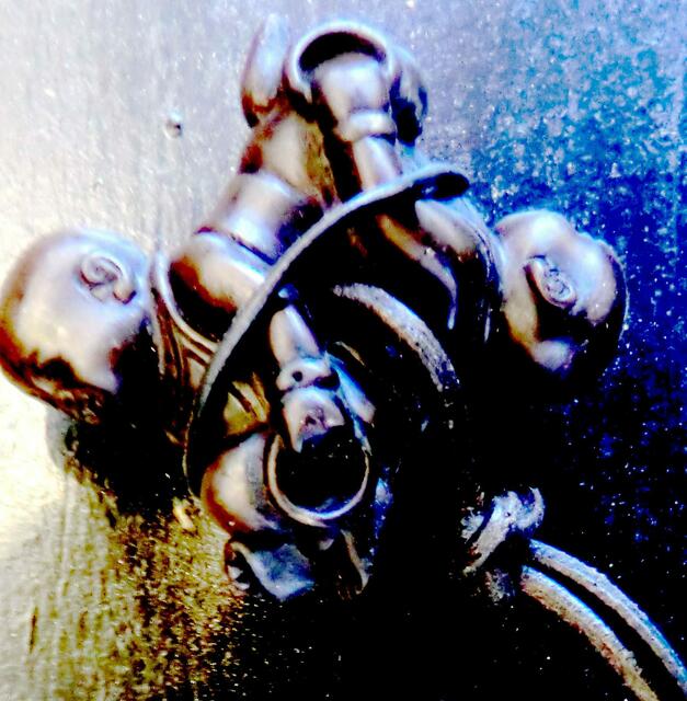 Netsuke aus Buchsbaum mit vier miteinander verschlungen spielenden Kindern aus Japan