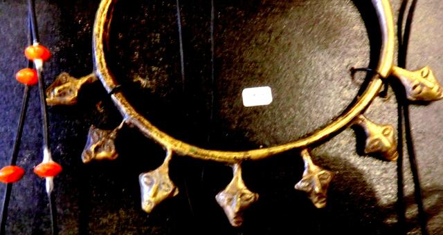 Kopfjagdhalsreif der Naga Ostindien